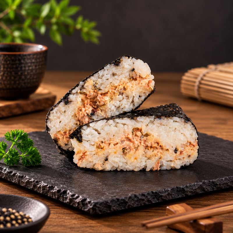 Onigiri Tuna Mentai dibelah, isian tuna mentai terlihat