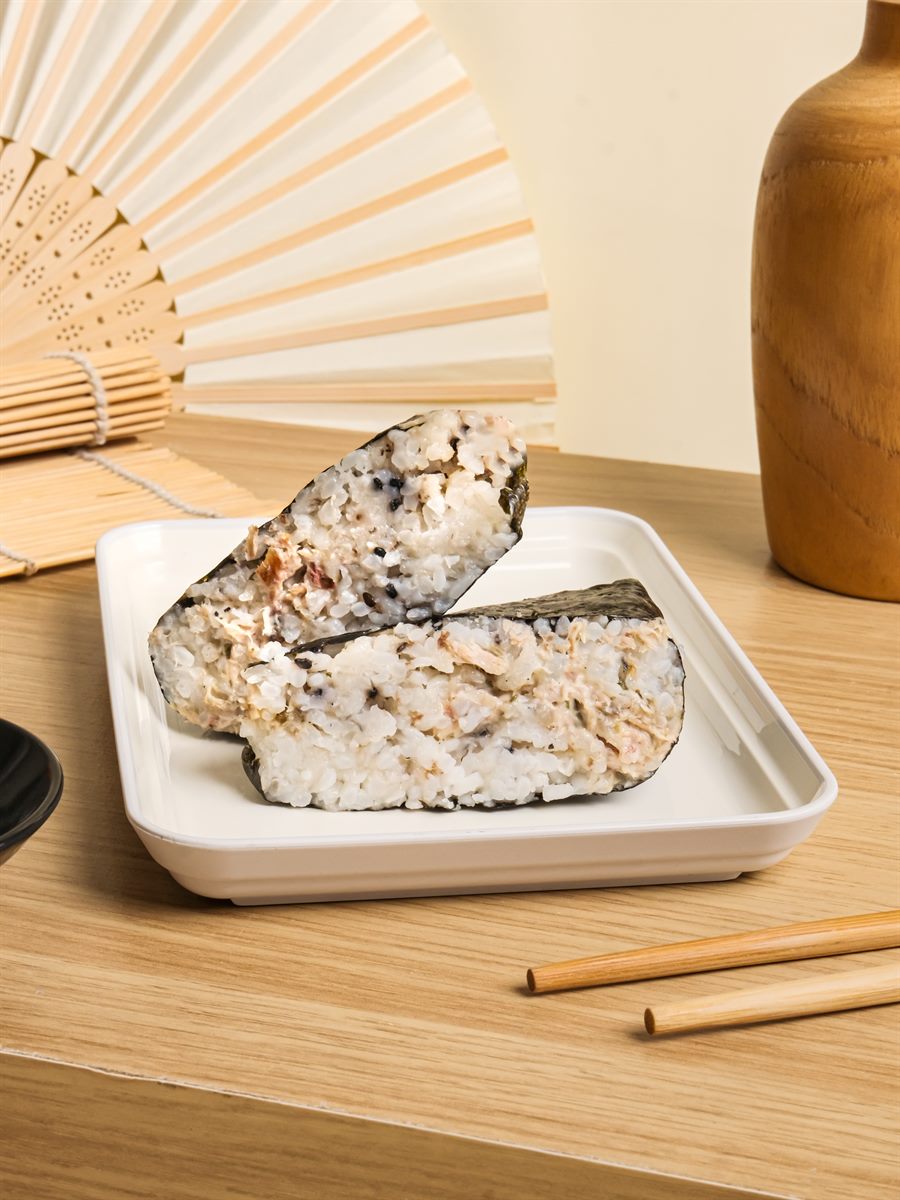 Onigiri dibelah, isian terlihat