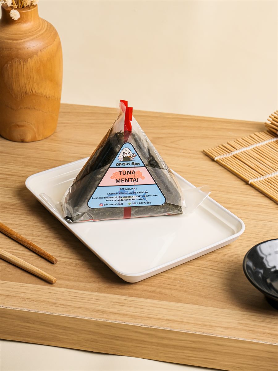 Onigiri Bun rasa Tuna Mentai dalam kemasan segitiga